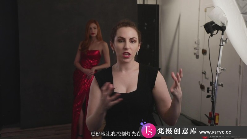 [人像摄影教程]摄影师LindsayAdler摄影棚使用V-Flat在进行时尚人像摄影布光教程-中文字幕