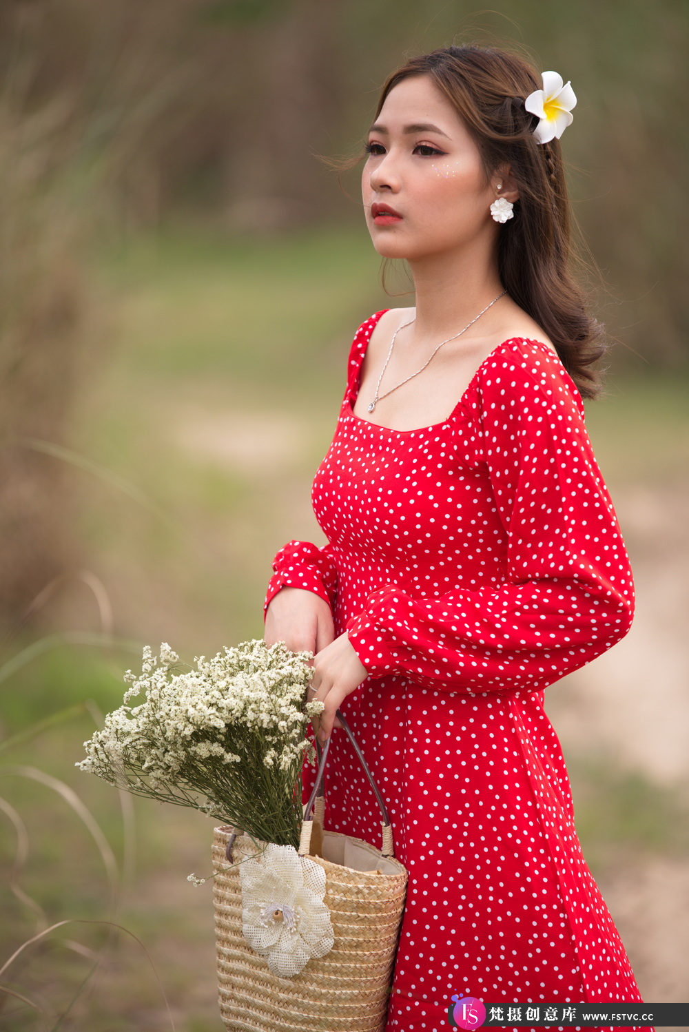 想练修图没有原片？橘色清纯少女写真原图来了